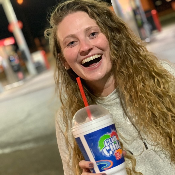 Meet your Posher, Hannah - Picture 4 of 7